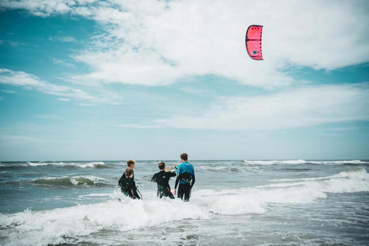 Family & Surfhostel Petten Bagian luar foto
