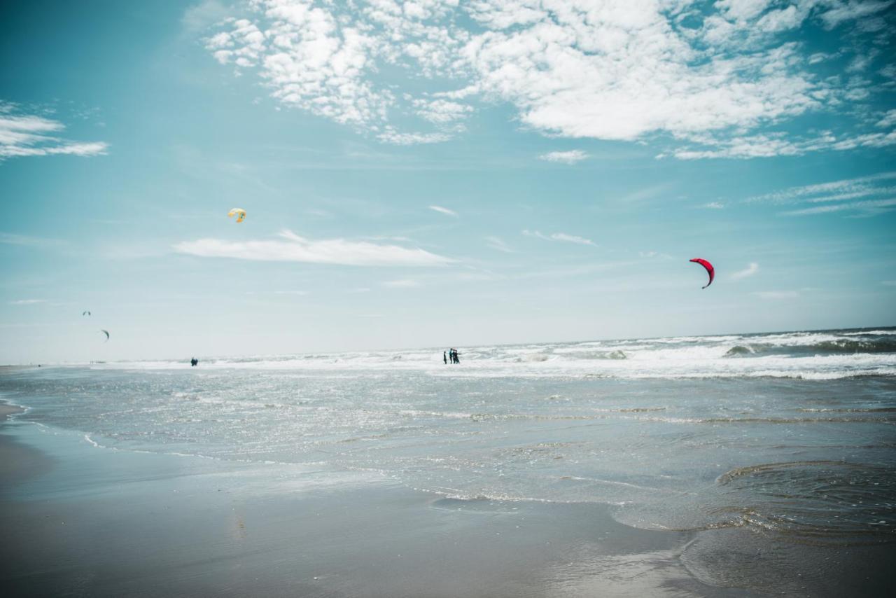 Family & Surfhostel Petten Bagian luar foto