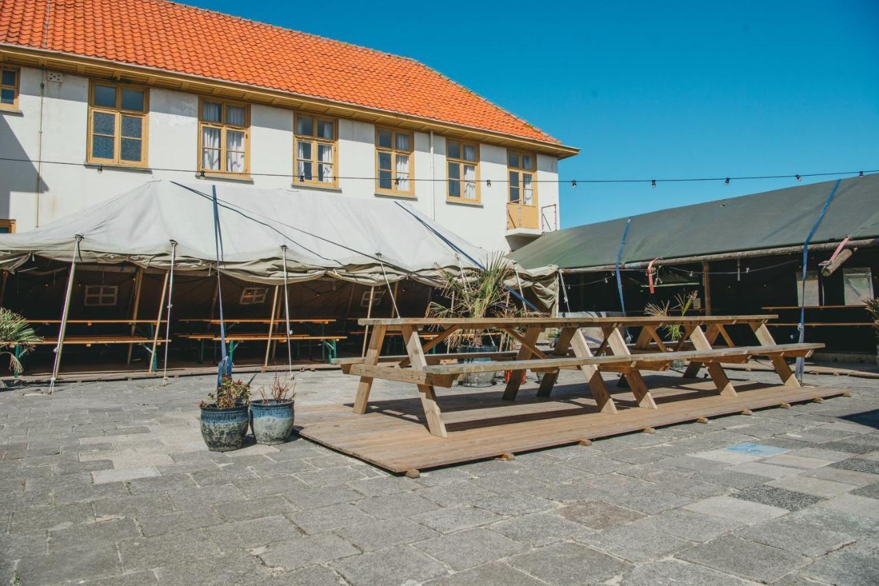 Family & Surfhostel Petten Bagian luar foto